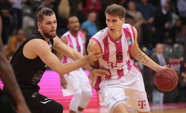 着马丁内利 着马丁内利