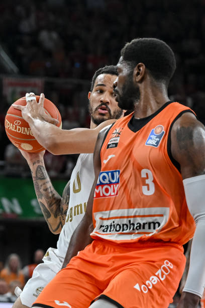 身体对抗还 身体对抗还